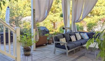 4 Spinnaker Dr, East Providence, RI 02915