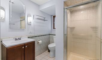 330 N Country Club Dr, Addison, IL 60101