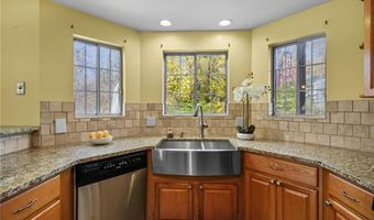 15 Nipmuc Trl A, North Providence, RI 02904
