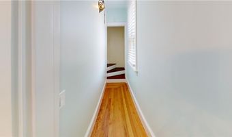 28 W Narragansett Ave, Newport, RI 02840