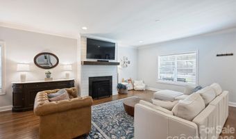 1617 Hawthorne Ln, Charlotte, NC 28205