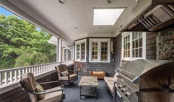 19 Ledge Rd, Bristol, RI 02809