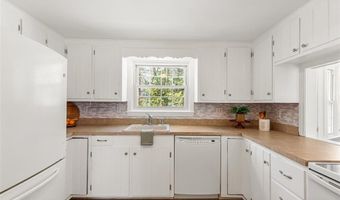 21 Old Chimney Rd, Barrington, RI 02806
