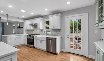 55 Drift Rd, Belford, NJ 07718