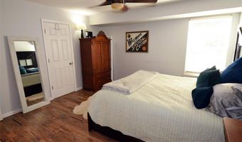 872 Village Brook Ct, Ballwin, MO 63021