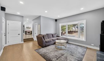 24 W Berkley Dr, Arlington Heights, IL 60004