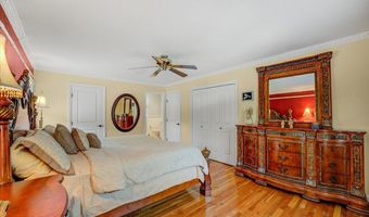 5 Trotter Ter, Belford, NJ 07718