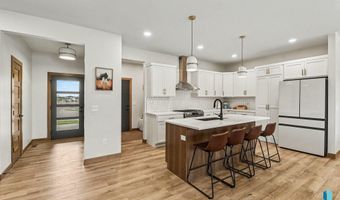 1001 S Moonlight Cir, Brandon, SD 57005