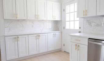 12 Deepdale Pkwy, Albertson, NY 11507