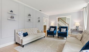 4 Victoria Ln, Falmouth, ME 04105