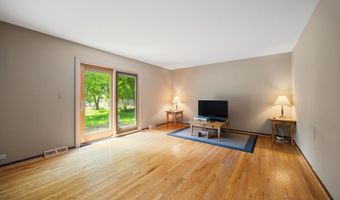2218 N Williamsburg St, Arlington Heights, IL 60004