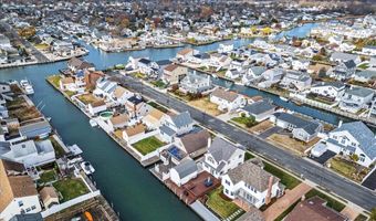 16 Gibbs Rd, Amity Harbor, NY 11701