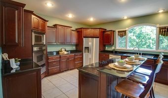 105 Lake Dr, Alton, IL 62002