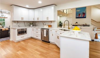 247 Glen Hill Dr, North Kingstown, RI 02874