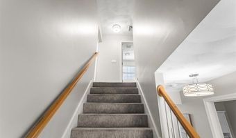 8 Mckay Ct, Warwick, RI 02889