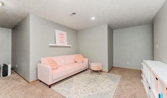 208 W Chapelwood Dr, Brandon, SD 57005