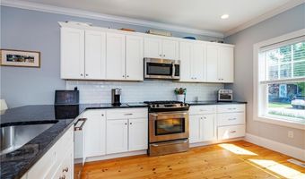 19 Eustis Ave, Newport, RI 02840