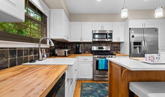 2202 Pine Grove Ct, Ann Arbor, MI 48103