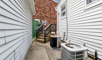 77 Sundridge Dr, Amherst, NY 14228