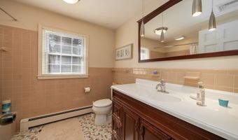 10 Corbin Cir, Branford, CT 06405