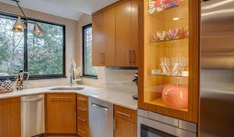 6 Williamsburg Ln, Bedford, NH 03110