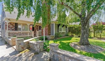 21 Foxhill Ave, Bristol, RI 02809