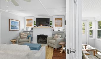 18 Lakeview Dr, Narragansett, RI 02882