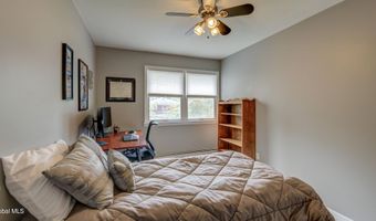 4 Fairway Ct, Albany, NY 12208