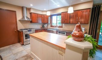 5306 Arapahoe Ln, Madison, WI 53704