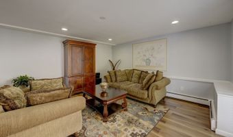4 Lee Cir, Bloomfield, CT 06002