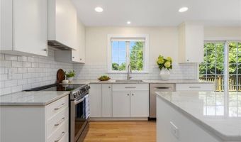 220 Island Dr, Middletown, RI 02842