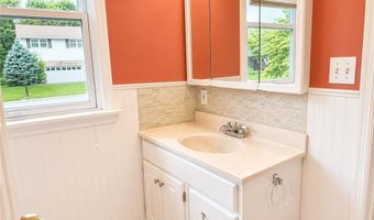 32 W Sylvan Dr, Allen, PA 18067
