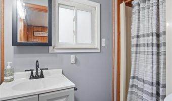 918 Columbia St, Algonac, MI 48001