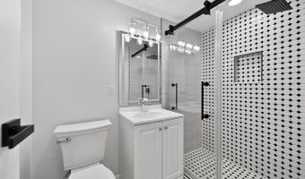 4390 LORCOM Ln 410, Arlington, VA 22207