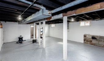 412 E Gray St, Des Moines, IA 50315