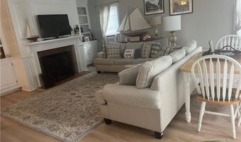 31 Franklin St 2, Newport, RI 02840