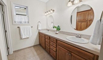 230 Roundhouse Rd, Astoria, OR 97103