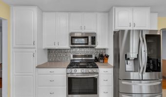 496 Apple Valley Dr, Belford, NJ 07718