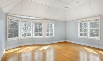 9 Ocean Lawn Ln, Newport, RI 02840