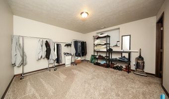 2720 E Sunburst Dr, Brandon, SD 57005