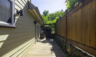 923 Bellview Ave 1, Ashland, OR 97520