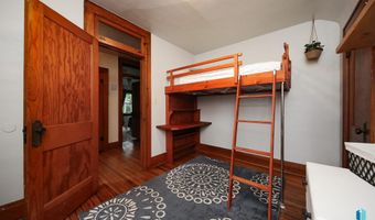 105 N 7th St, Beresford, SD 57004