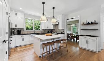 97 Oak Ln, Amagansett, NY 11937