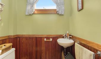19 Bouvier Ave, Lincoln, RI 02838