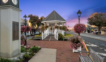 15 Hayes Rd, Amity Harbor, NY 11701