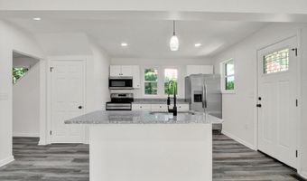 13 E KING St, Abbottstown, PA 17301