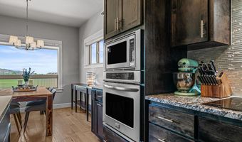 969 Camelot Dr, Ashland, OR 97520