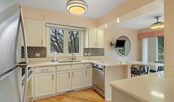 2060 N Charter Point Dr, Arlington Heights, IL 60004