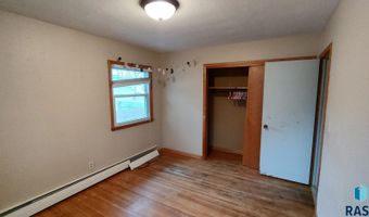 406 S 5th St, Beresford, SD 57004