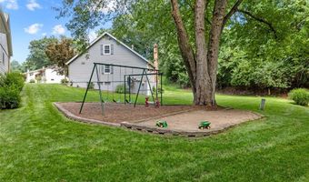 884 Village Brook Ct, Ballwin, MO 63021